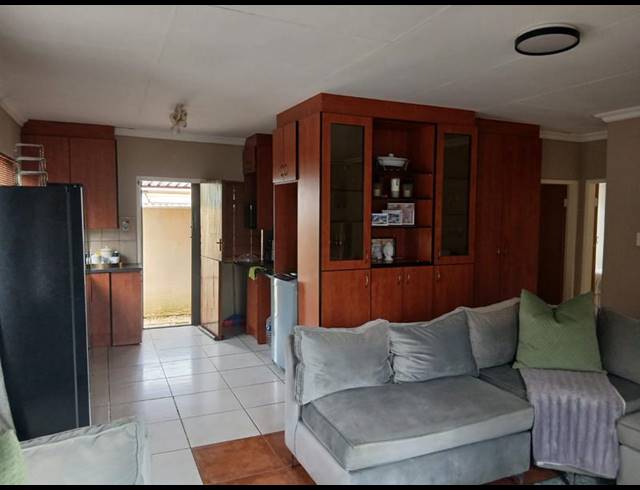 3 BEDROOM COMPLEX FOR SALE IN VAALOEWER